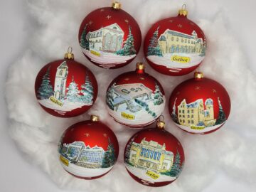 Auf dem Bild sind die bisherigen Weihnachtskugeln der Gießen Marketing zu sehen.