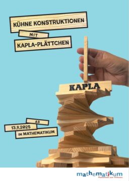 Flyer-Titelblatt rechts ein Kapla-Plättchenturm, vor blauem Hintergrund, wo eine Hand ein Plättchen hält. Test: Kühne Konstruktionen mit KAPLA-Plättchen ab 13.9.2025 im Mathematikum