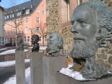 Gießener Köpfe - Liebknecht, dahinter Vogt, Börne und Büchner
