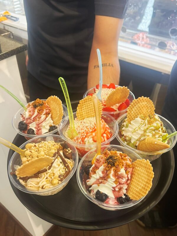 Zahlreiche Eissorten stehen auf der Karte von Cristallo.