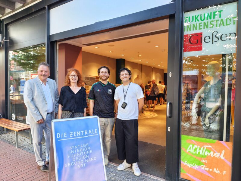 Stefan Krause-Santiago (Citymanager), Petra Stuhlmann (Wirtschaftsförderung Gießen), David Perez Velaszquez (Lotti Vintage) und Elion Dulazeka (ELISM Clothing) (v.l.) freuen sich über die Neueröffnung der "Zentrale".