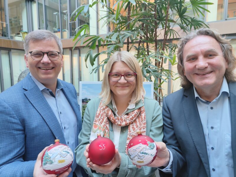 Die Gießener Weihnachtskugel 2025: Das Elefantenklo (Personen vl.n.r.: OB Frank-Tilo Becher, Gießen Marketing GmbH: Joanna Müller und Frank Hölscheidt)